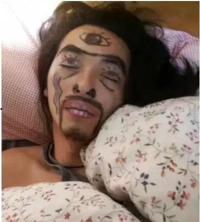 男人被画成人鱼视频,揭秘男性人鱼形象的独特魅力