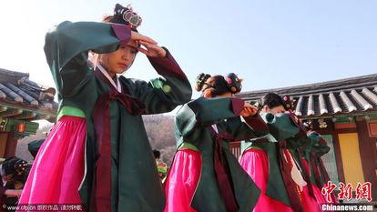 成人礼高中女孩视频,成人礼上的高中女孩成长瞬间