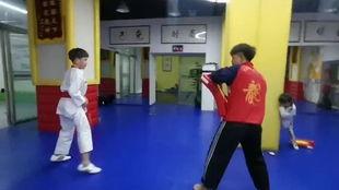 女子成人跆拳道馆视频,激情四溢的跆拳道训练瞬间